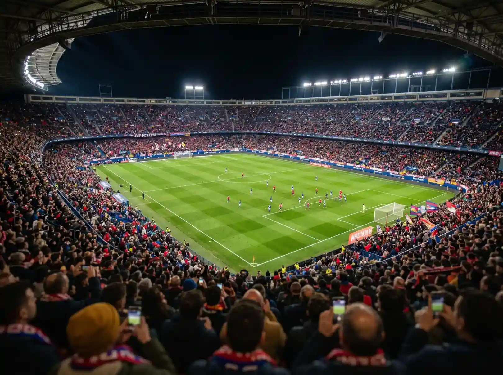 Vista panorámica de un estadio de LaLiga lleno durante un partido nocturno